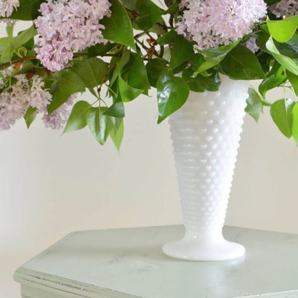 Large Hobnob Milk Glass Bouquet Vase - Picture 5 of 15